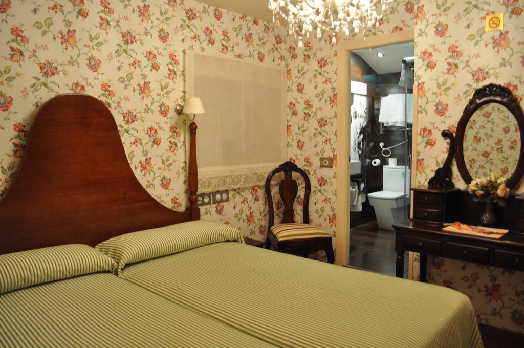 Hotel Casa Fernando III Ballota Exteriör bild